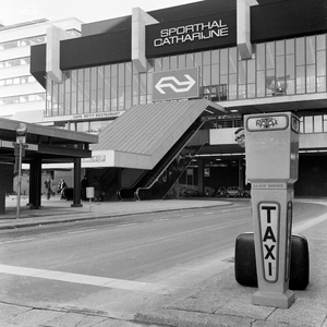 832804 Gezicht op de Sporthal Catharijne en de ingang naar de Jaarbeurstraverse op het Jaarbeursplein te Utrecht, met ...